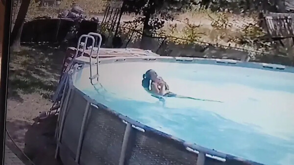 Η στιγμή που 10χρονος σώζει την μητέρα του, που έπαθε επιληπτική κρίση, ενώ κολυμπούσε σε πισίνα