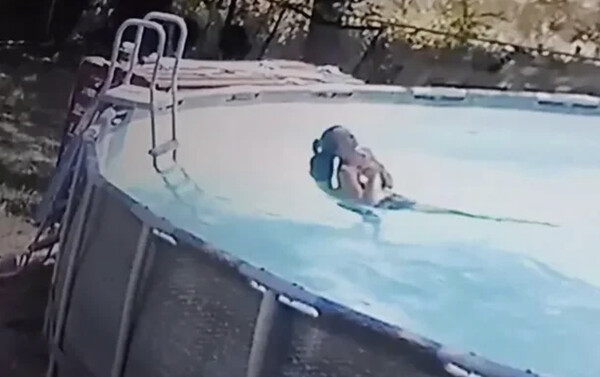 Η στιγμή που 10χρονος σώζει την μητέρα του, που έπαθε επιληπτική κρίση στην πισίνα
