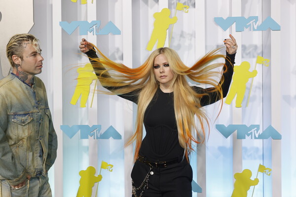 MTV VMAs 2022: Η «βασίλισσα» Lizzo, η νικήτρια Τέιλορ Σουίφτ, η αλλόκοτη Νίκι Μινάζ και ο Τζόνι Ντεπ
