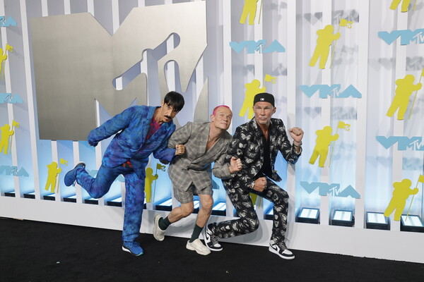 MTV VMAs 2022: Η «βασίλισσα» Lizzo, η νικήτρια Τέιλορ Σουίφτ, η αλλόκοτη Νίκι Μινάζ και ο Τζόνι Ντεπ
