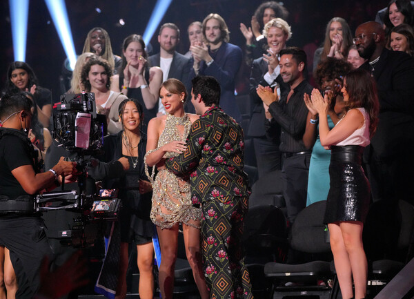 MTV VMAs 2022: Η «βασίλισσα» Lizzo, η νικήτρια Τέιλορ Σουίφτ, η αλλόκοτη Νίκι Μινάζ και ο Τζόνι Ντεπ