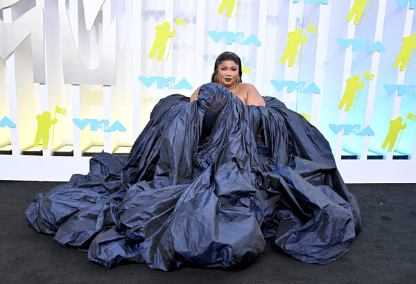 MTV VMAs 2022: Η «βασίλισσα» Lizzo, η νικήτρια Τέιλορ Σουίφτ, η αλλόκοτη Νίκι Μινάζ και ο Τζόνι Ντεπ 