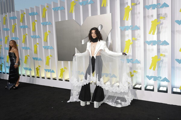 MTV VMAs 2022: Η «βασίλισσα» Lizzo, η νικήτρια Τέιλορ Σουίφτ, η αλλόκοτη Νίκι Μινάζ και ο Τζόνι Ντεπ