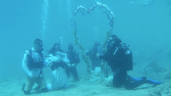 Αλόννησος: Ο πρώτος υποβρύχιος πολιτικός γάμος- Ο Πέτρος & η Μυρτώ παντρεύτηκαν κάτω από το νερό