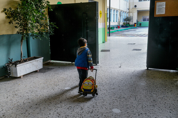 Παιδί με τσάντα στο σχολείο