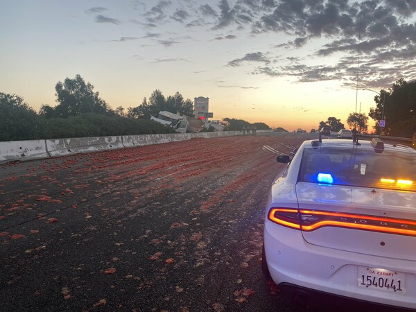 Καλιφόρνια: Αυτοκινητόδρομος καλύφθηκε από ντομάτες- Ατυχήματα και κυκλοφοριακό κομφούζιο
