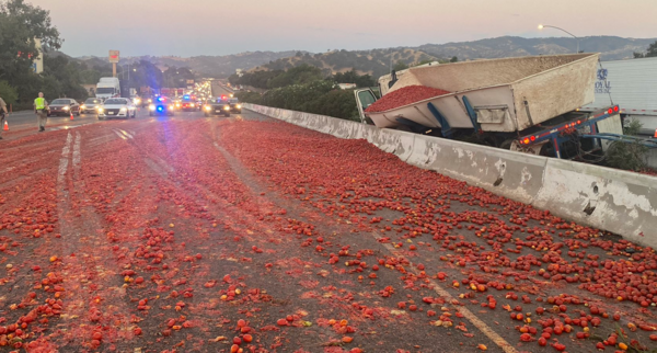 Καλιφόρνια: Αυτοκινητόδρομος καλύφθηκε από ντομάτες- Ατυχήματα και κυκλοφοριακό κομφούζιο