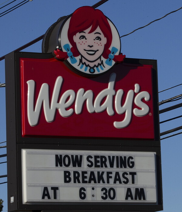 Γιατί τα Wendy's στον Καναδά έβαλαν γκρίζα μαλλιά στην διάσημη κοκκινομάλλα μασκότ τους