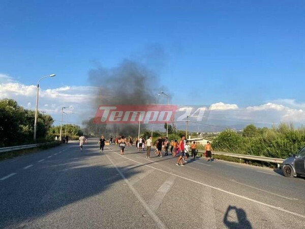 Αχαΐα: Κλειστή η εθνική οδός Πατρών-Πύργου από συγκέντρωση Ρομά - Καίγονται λάστιχα