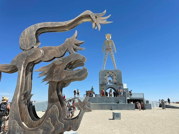 Το Burning Man επέστρεψε: Χιλιάδες κόσμου συρρέουν στην Black Rock City για πρώτη φορά μετά την Covid-19