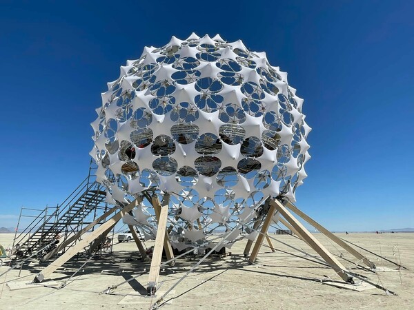 Το Burning Man επέστρεψε: Χιλιάδες κόσμου συρρέουν στην Black Rock City για πρώτη φορά μετά την Covid-19