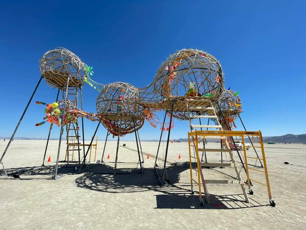 Το Burning Man επέστρεψε: Χιλιάδες κόσμου συρρέουν στην Black Rock City για πρώτη φορά μετά την Covid-19