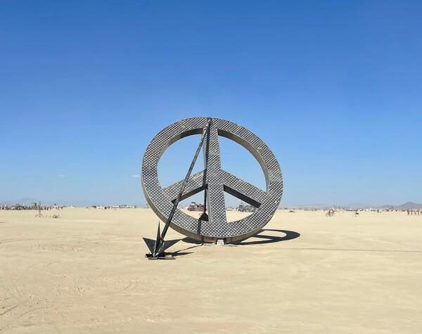 Το Burning Man επέστρεψε: Χιλιάδες κόσμου συρρέουν στην Black Rock City για πρώτη φορά μετά την Covid-19