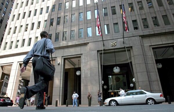 Goldman Sachs: Τέλος η τηλεργασία- Αίρονται όλα τα μέτρα κατά του κορωνοϊού για τους υπαλλήλους