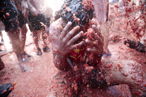 La Tomatina: Ο επικός ντοματοπόλεμος επέστρεψε στην Ισπανία -Όλα βάφτηκαν κόκκινα