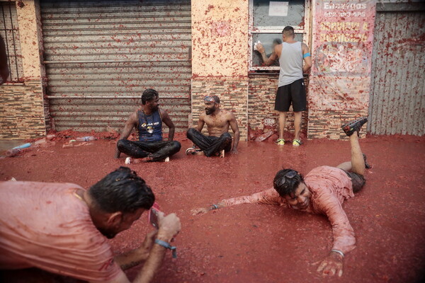 La Tomatina: Ο επικός ντοματοπόλεμος επέστρεψε στην Ισπανία -Όλα βάφτηκαν κόκκινα
