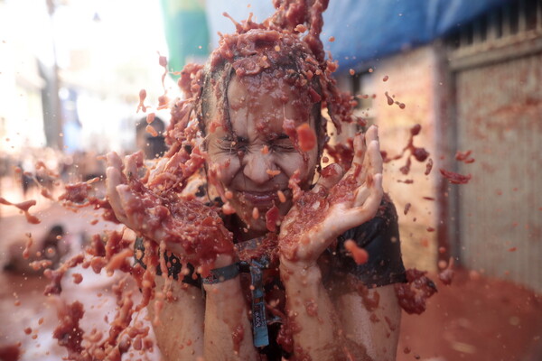 La Tomatina: Η επική ντοματομαχία επέστρεψε στην Ισπανία -Όλα βάφτηκαν κόκκινο