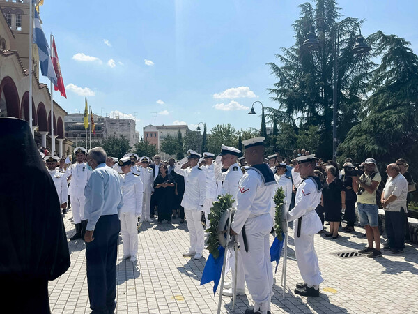 Λάρισα: Με στρατιωτικές τιμές κηδεύτηκε η 19χρονη ναυτική δόκιμος