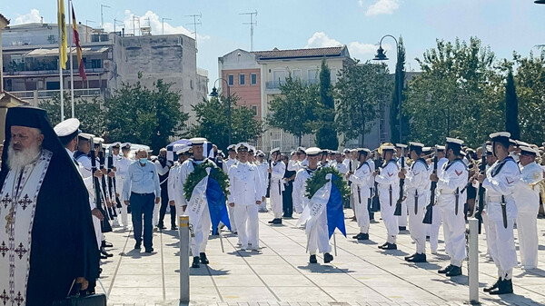 Λάρισα: Με στρατιωτικές τιμές κηδεύτηκε η 19χρονη ναυτική δόκιμος