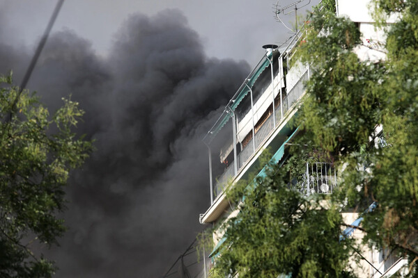 Αχαρνών: Βίντεο από τις εκρήξεις και τη φωτιά σε κτίριο - Ένας σοβαρά εγκαυματίας