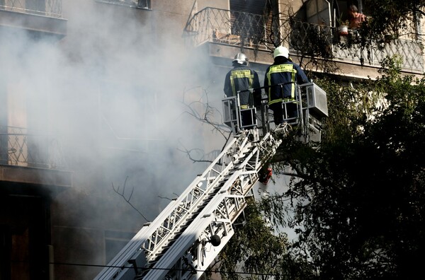 Αχαρνών: Βίντεο από την έκρηξη και τη φωτιά σε κτίριο - Ένας σοβαρά εγκαυματίας
