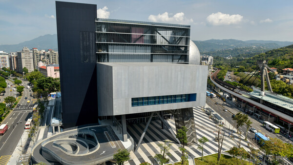 Πτήση με drone μέσα στο εκπληκτικό Taipei Performing Arts Center της Ταϊβάν