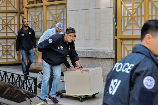 Έρευνα του FBI στα περιουσιακά στοιχεία Ρώσου ολιγάρχη- «Έφευγαν με κούτες και χρηματοκιβώτια»