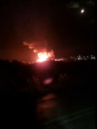 Εύβοια: Μεγάλη φωτιά σε αποθήκη εταιρείας στα Ψαχνά - Κοντά σε χώρους αποθήκευσης προπανίου
