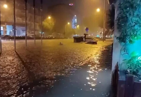 Θεσσαλονίκη: Προβλήματα από τις ισχυρές καταιγίδες- Τα νερά παρέσυραν ΙΧ κι έπεσε σε ιχθυοπωλείο