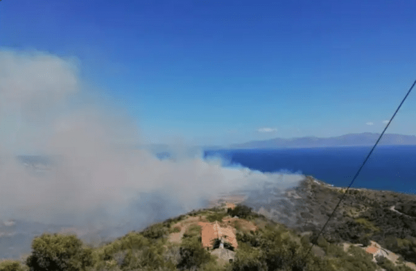 Φωτιά στα Κύθηρα- Ισχυρές επίγειες και εναέριες δυνάμεις, άνεμοι έως 8 μποφόρ στην περιοχή
