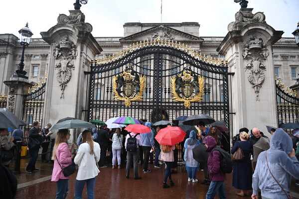 Βασίλισσας Ελισάβετ: Κόσμος στα ανάκτορα του Μπάκιγχαμ- «Όλοι αγωνιούν, την έχουμε εδώ και 70 χρόνια»