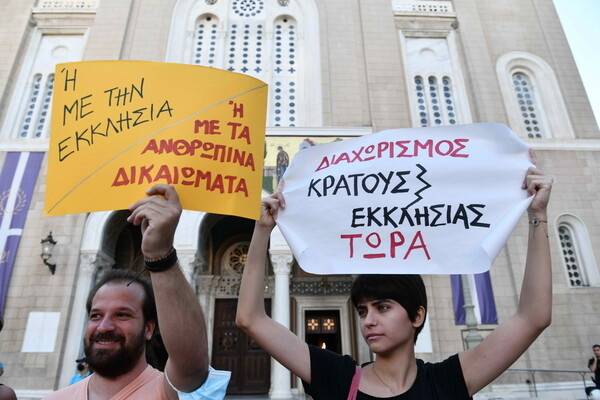 «Δικό μου το σώμα, δική μου η επιλογή»: Συγκέντρωση στη Μητρόπολη Αθηνών, για τις αμβλώσεις