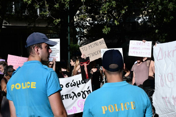 «Δικό μου το σώμα, δική μου η επιλογή»: Συγκέντρωση στη Μητρόπολη Αθηνών, για τις αμβλώσεις