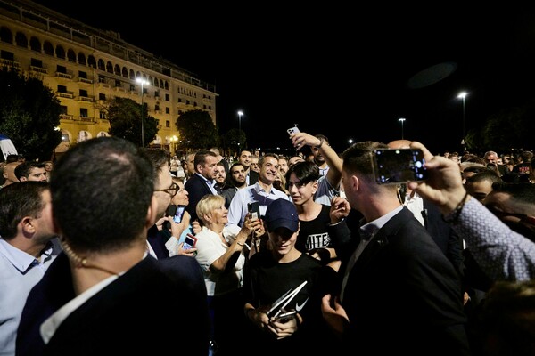 Θεσσαλονίκη: Η νυχτερινή βόλτα του πρωθυπουργού στην πλατεία Αριστοτέλους - Η χειραψία με Λευτέρη Πανταζή