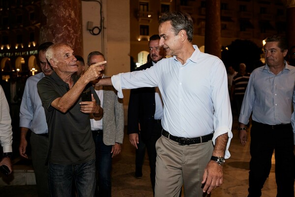 Θεσσαλονίκη: Η νυχτερινή βόλτα του πρωθυπουργού στην πλατεία Αριστοτέλους - Η χειραψία με Λευτέρη Πανταζή