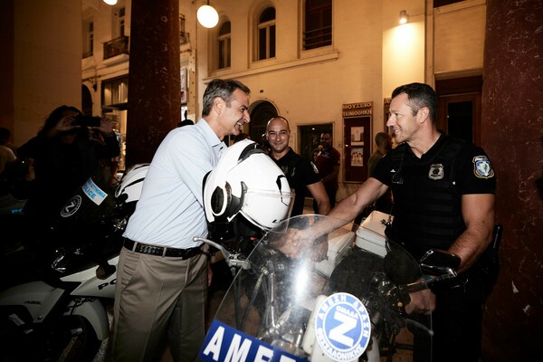 Θεσσαλονίκη: Η νυχτερινή βόλτα του πρωθυπουργού στην πλατεία Αριστοτέλους - Η χειραψία με Λευτέρη Πανταζή