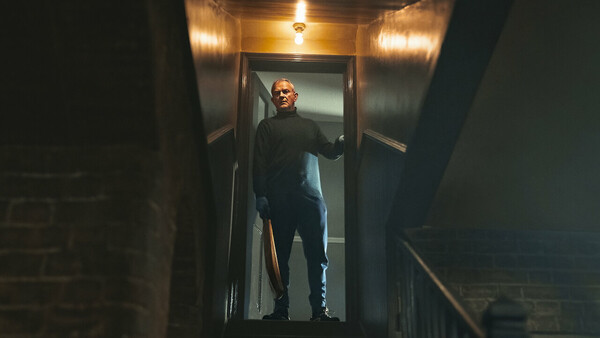 «I Came By»: Ένα ταξικά ενσυνείδητο θρίλερ οικιακής εισβολής στο Netflix