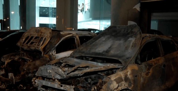 Φωτιά σε έκθεση αυτοκινήτων στην Αχαρνών- Εκκενώθηκε πολυκατοικία