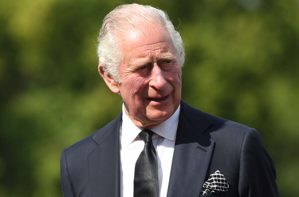 Κάρολος: Συμμαθητής του έχει κρατήσει μαλλιά του βασιλιά σε φάκελο για πάνω από 50 χρόνια