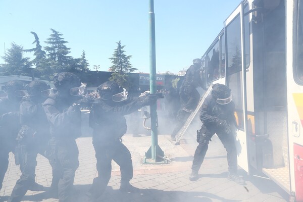 ΔΕΘ: Εντυπωσιακές επιδείξεις των ΕΚΑΜ- Καταρρίχηση από τον πύργο του ΟΤΕ και λεωφορειοπειρατεία