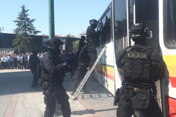 ΔΕΘ: Εντυπωσιακές επιδείξεις των ΕΚΑΜ- Καταρρίχηση από τον πύργο του ΟΤΕ και λεωφορειοπειρατεία