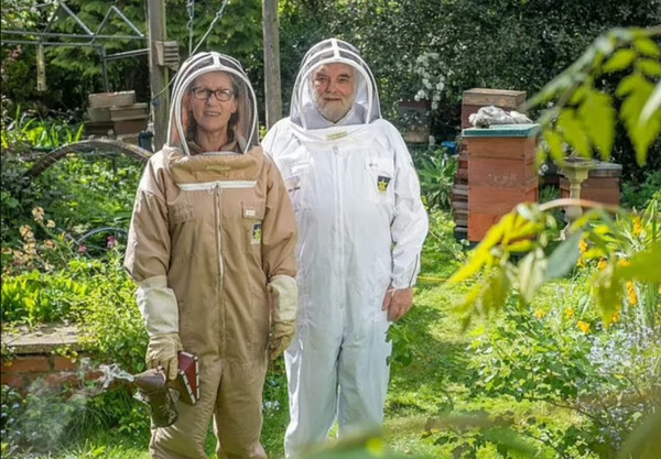 Ένα παράξενο τελετουργικό: Ο βασιλικός μελισσοκόμος ενημέρωσε τις μέλισσες ότι πέθανε η βασίλισσα Ελισάβετ -Ο λόγος