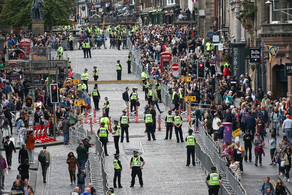 Το τελευταίο ταξίδι της Ελισάβετ στη Σκωτία -Χιλιάδες στους δρόμους για το τελευταίο «αντίο»