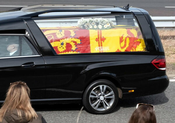 Η Σκωτία αποχαιρετά την βασίλισσα Ελισάβετ- Χιλιάδες στους δρόμους για το τελευταίο «αντίο»