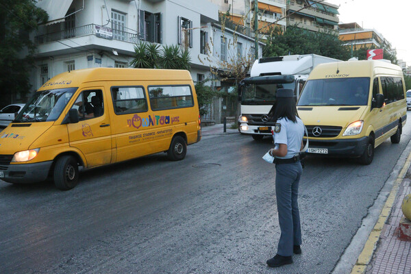 Έλεγχοι σε σχολικά λεωφορεία σε Αττική και Θεσσαλονίκη - Περισσότερες από 150 παραβιάσεις