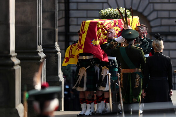 Βασίλισσα Ελισάβετ: Πλήθος κόσμου στο λαϊκό προσκύνημα στον Καθεδρικό του Εδιμβούργου
