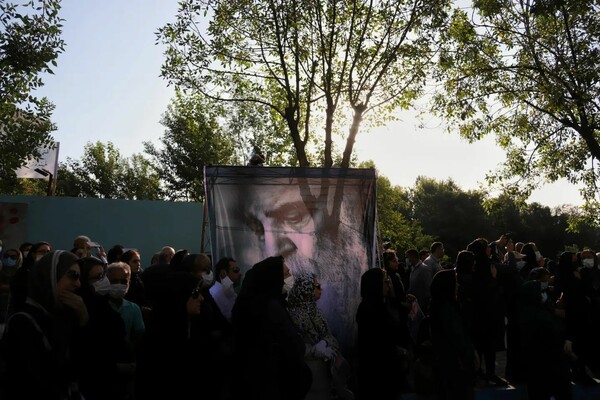 Λαϊκή συγκίνηση για τον θάνατο του Ιρανού ποιητή Sayeh