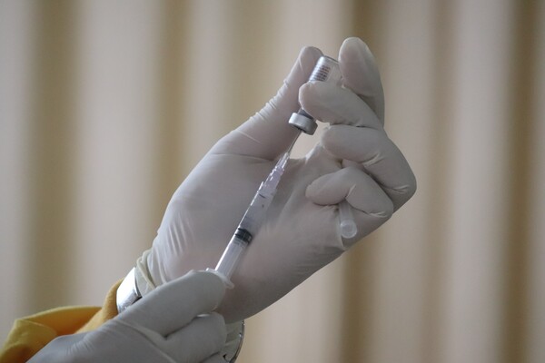 Σήμερα οι πρώτοι εμβολιασμοί με τα επικαιροποιημένα εμβόλια - Ποιους αφορούν 