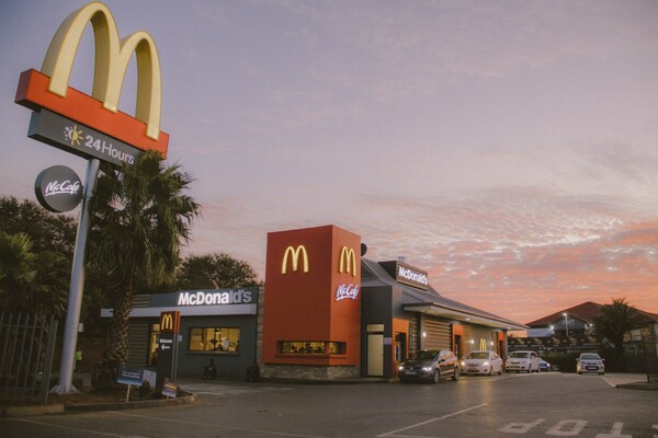 Τα McDonald's στη Βρετανία κλείνουν ανήμερα της κηδείας της βασίλισσας Ελισάβετ