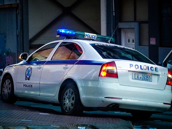 Χαϊδάρι: Σταμάτησαν όχημα για έλεγχο και βρήκαν καλάσνικοφ - Δύο συλλήψεις
